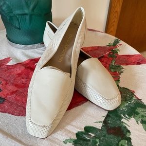 NWOT Enzo Angiolini off-white size 8 loafers